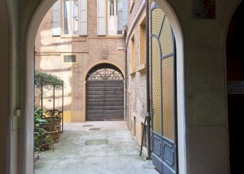 Garage in cortile.jpg - Box Via Mascherella 21, Modena (zona Circoscrizione 1) - foto 8