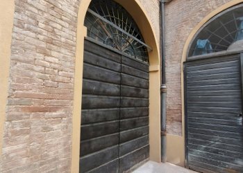 porta perpendicolare all\'ingresso.jpg - Box Via Mascherella 21, Modena (zona Circoscrizione 1) - foto 9