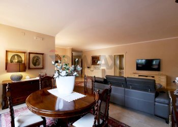 Sala da pranzo - Villa Strada Detta Della Marina
 
86, Bari - foto 7