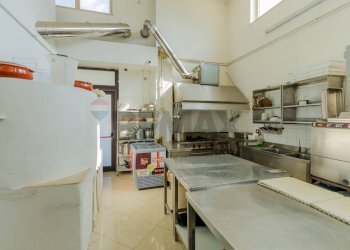 Cucina - Locale Commerciale Via Vanoni
58/60, Triggiano - foto 1