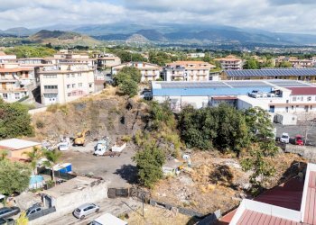 Edificio all\'aperto - Terreno edificabile Via Donatello
 
snc, Aci Sant'Antonio - foto 1