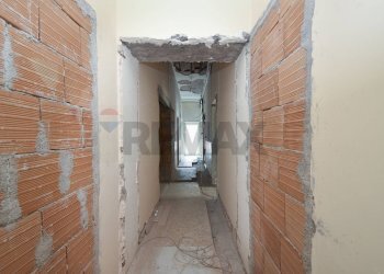 Hall / corridoio - Locale Commerciale Via Eugenio Curiel
1, Adrano - foto 14