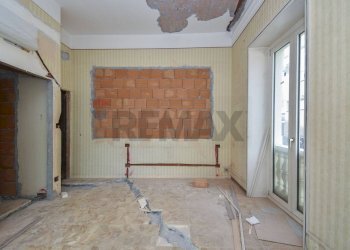 Stanza vuota - Locale Commerciale Via Eugenio Curiel
1, Adrano - foto 17