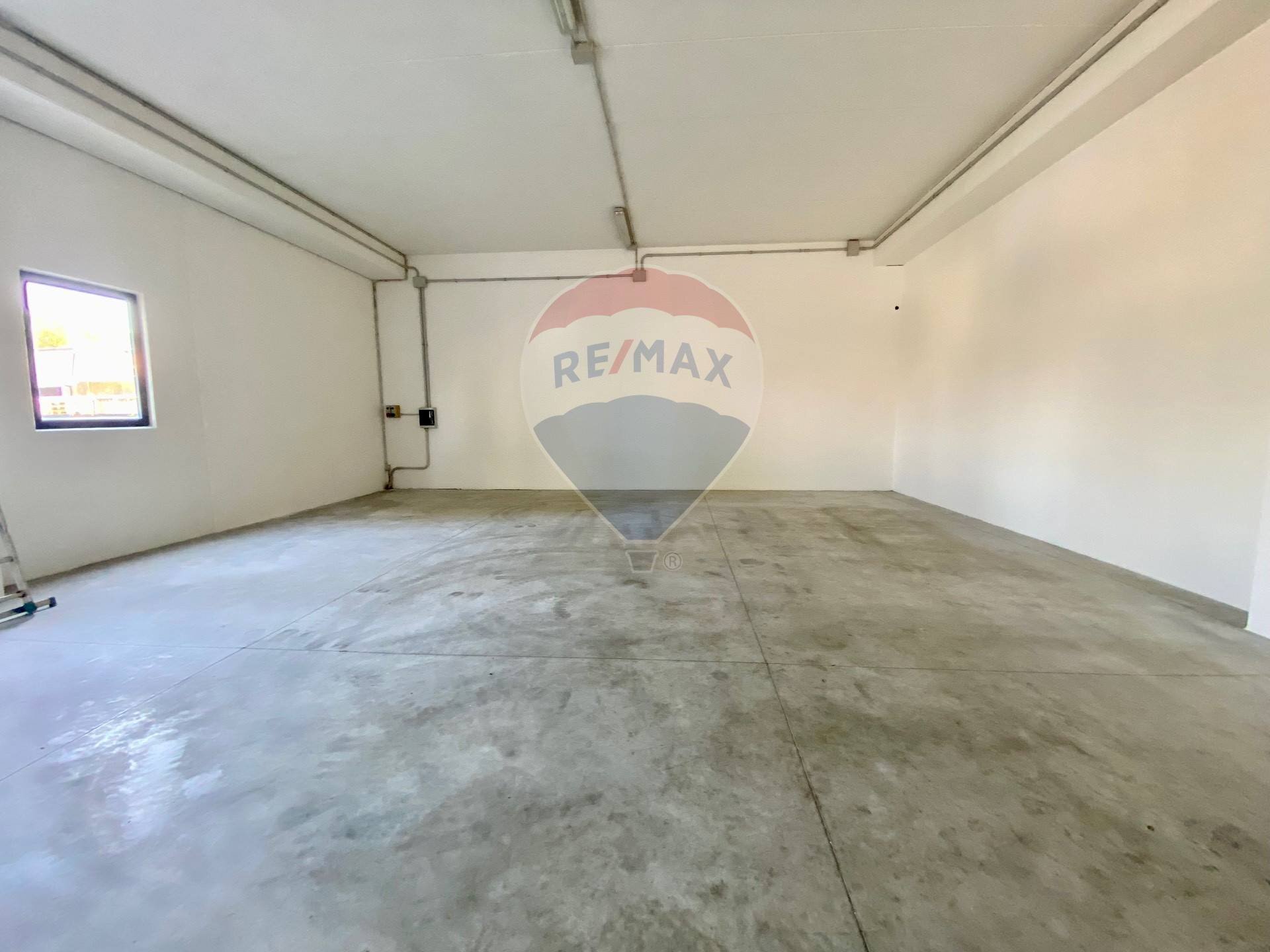 Stanza vuota - Locale Commerciale Via dell'Artigianato
 
14, Deruta - foto 2