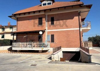 Edificio all\'aperto - Independent house Via IV Novembre
 
236, Carinola - photo 3