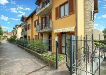 Facciata - Bilocale via Giovanni da Verrazzano, 2, Albano Sant'Alessandro - foto 5