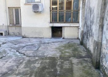 Cortile interno - Box via Isonzo, 66, Torino (zona San Paolo) - foto 8