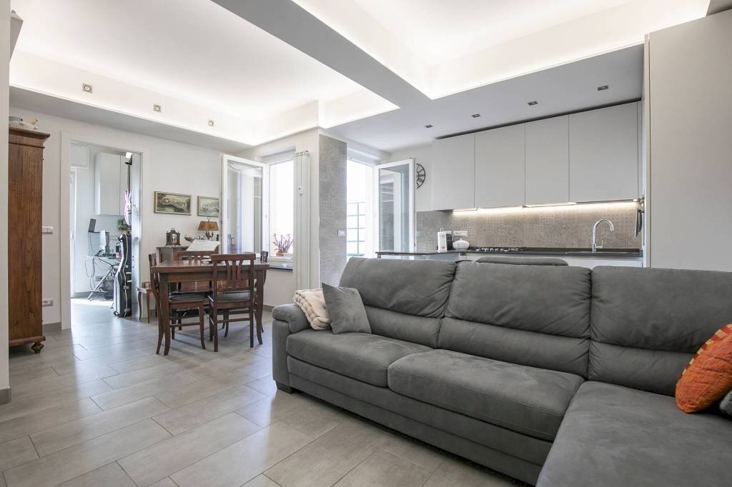 Salone - Quadrilocale via Gian Battista Monti, 20, Genova (zona Sampierdarena) - foto 1