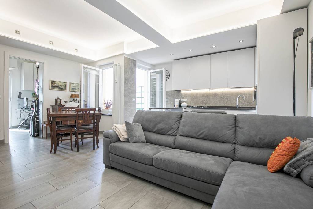 Salone - Quadrilocale via Gian Battista Monti, 20, Genova (zona Sampierdarena) - foto 3