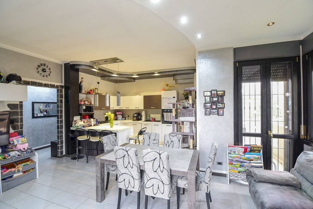 Salone - Trilocale via Edmondo De Amicis, 23/25, Giussano - foto 2