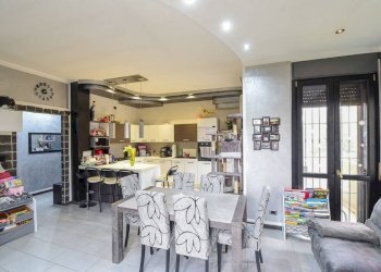 Salone - Trilocale via Edmondo De Amicis, 23/25, Giussano - foto 2