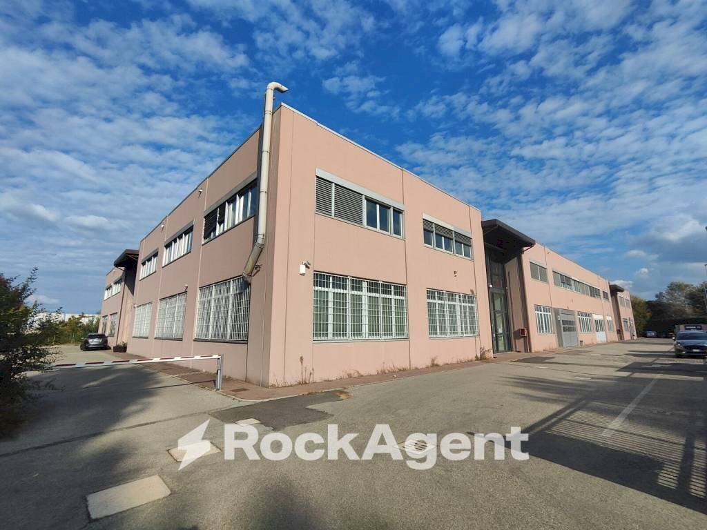 Facciata - Magazzino via Antonio Canova, 24, Bologna (zona San Vitale) - foto 3