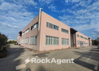 Facciata - Magazzino via Antonio Canova, 24, Bologna (zona San Vitale) - foto 4