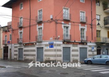 Facciata - Negozio via Guglielmo Marconi, 8, Pont-Canavese - foto 2