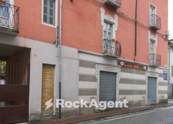 Facciata - Negozio via Guglielmo Marconi, 8, Pont-Canavese - foto 14