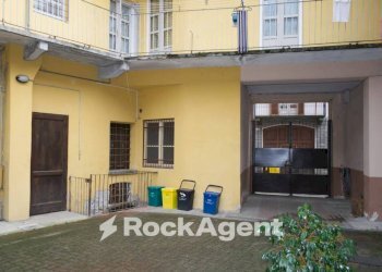 Cortile interno - Negozio via Guglielmo Marconi, 8, Pont-Canavese - foto 16