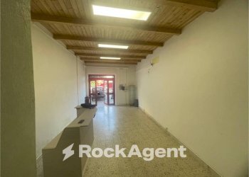 Interno palazzo - Negozio piazza Umberto I, Altavilla Silentina - foto 3