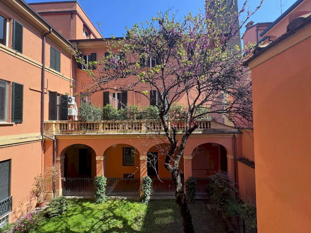 viste - Monolocale via Del Monte, Bologna (zona Centro Storico) - foto 1