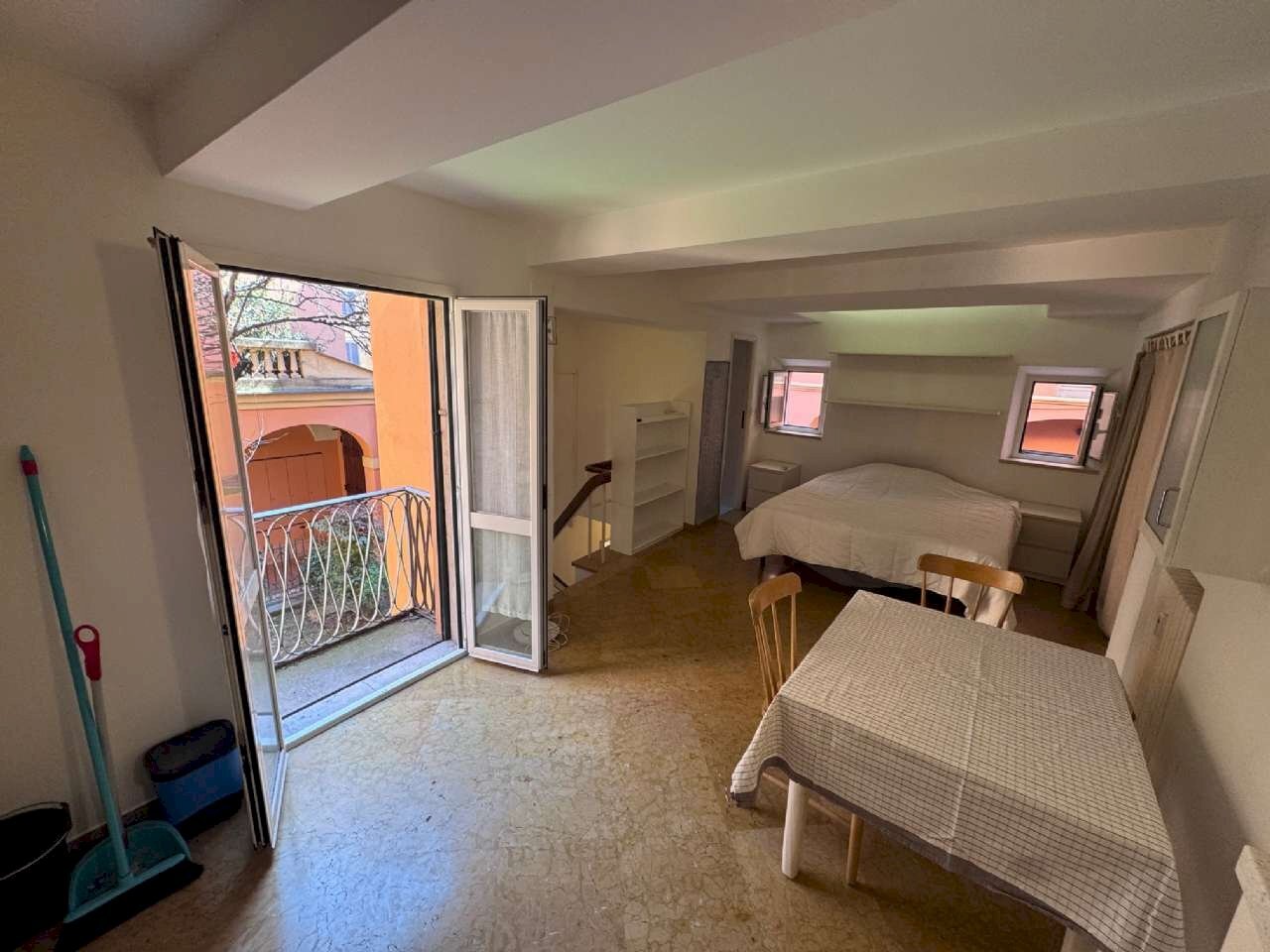 zona giorno - Monolocale via Del Monte, Bologna (zona Centro Storico) - foto 2