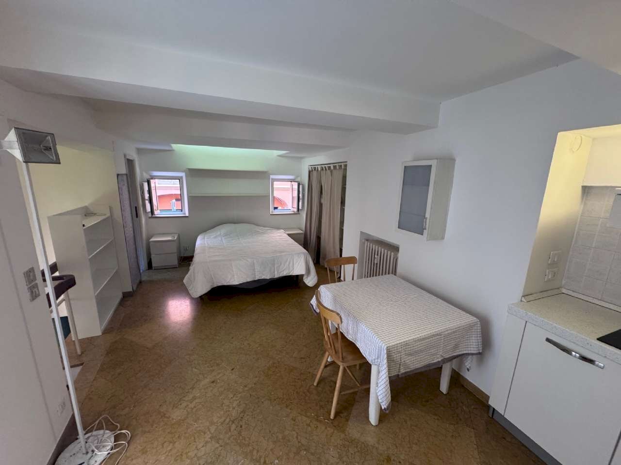 zona giorno - Monolocale via Del Monte, Bologna (zona Centro Storico) - foto 3