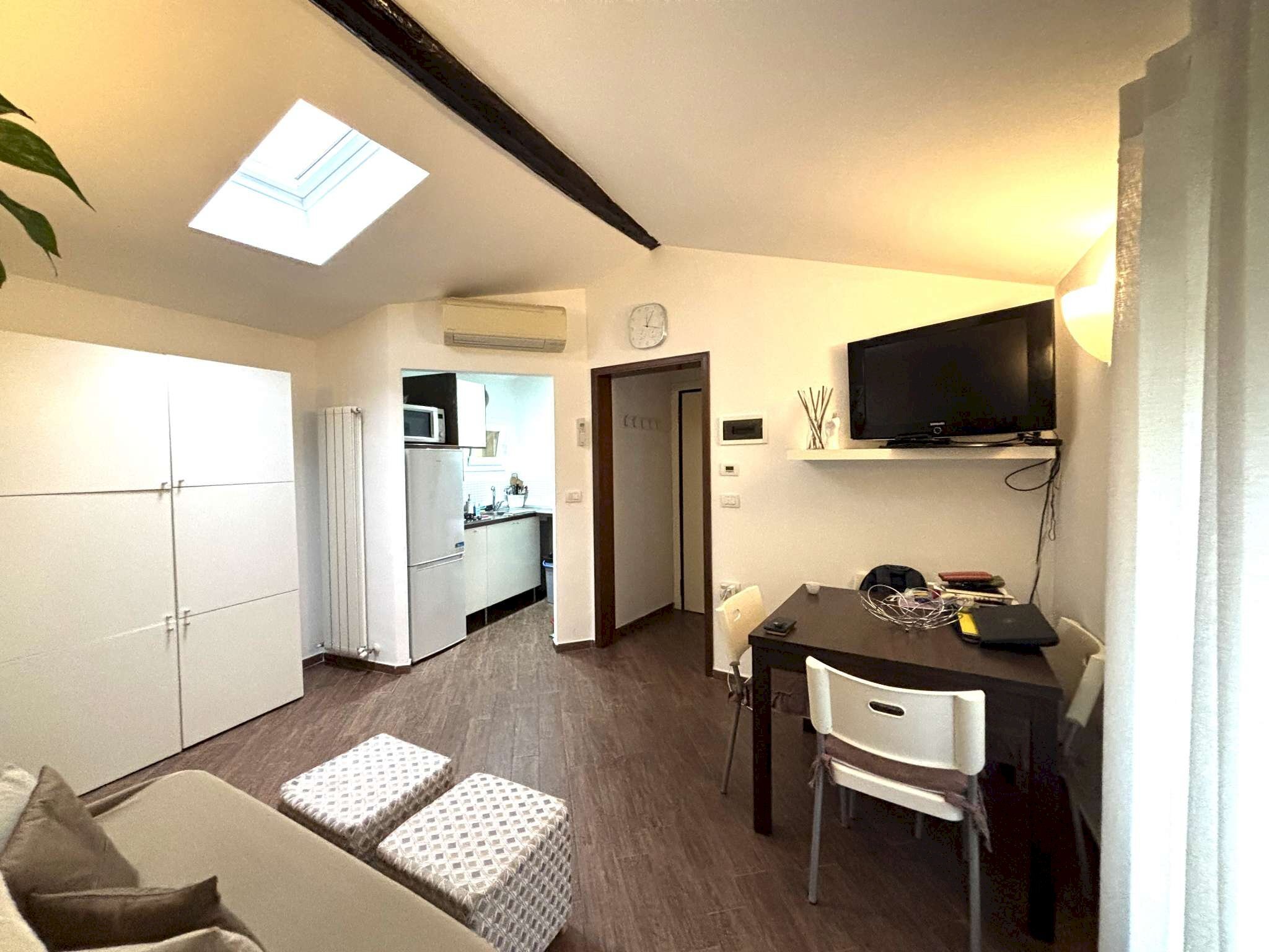 soggiorno - Appartamento via Cartoleria, Bologna - foto 2