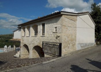 villa-vendita-abruzzo-roccamorice-esterno-1.JPG - Villa Via Costa del Colle 91, Roccamorice - photo 1