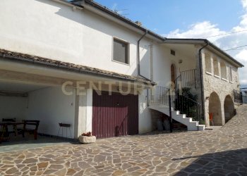 villa-vendita-abruzzo-roccamorice-esterno-2.JPG - Villa Via Costa del Colle 91, Roccamorice - photo 2