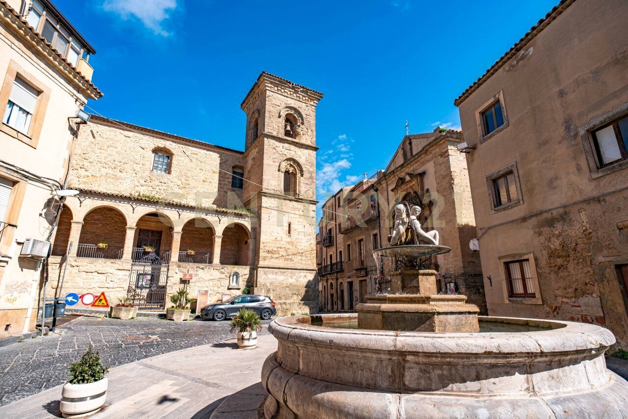 2 Piazza Adiacente.jpg - Appartamento Via Roma 135, Enna - foto 2