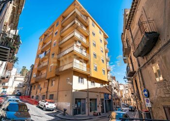 1 Prospetto stabile.jpg - Appartamento Via Roma 135, Enna - foto 1