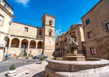 2 Piazza Adiacente.jpg - Appartamento Via Roma 135, Enna - foto 2