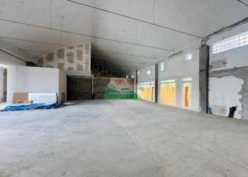 PHOTO-2025-09-10-19-36-04 3.jpg - Locale Commerciale VIA GOITO, Ravenna - foto 3