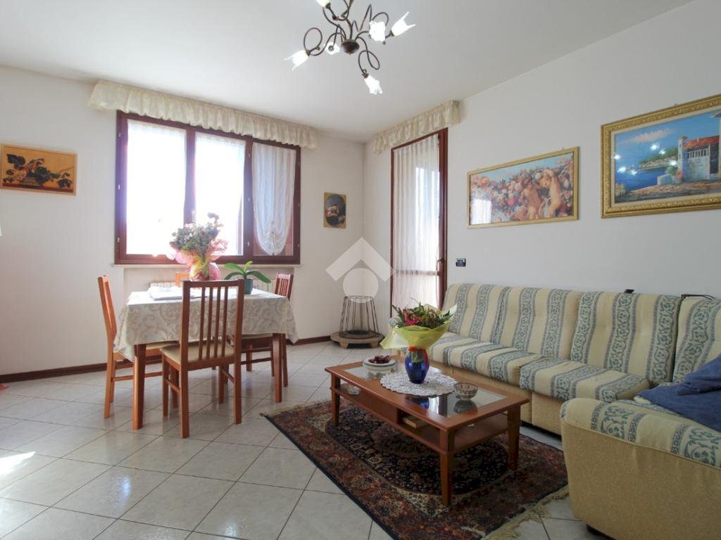 Three-room apartment Via Alpi, Cadelbosco di Sopra - photo 1