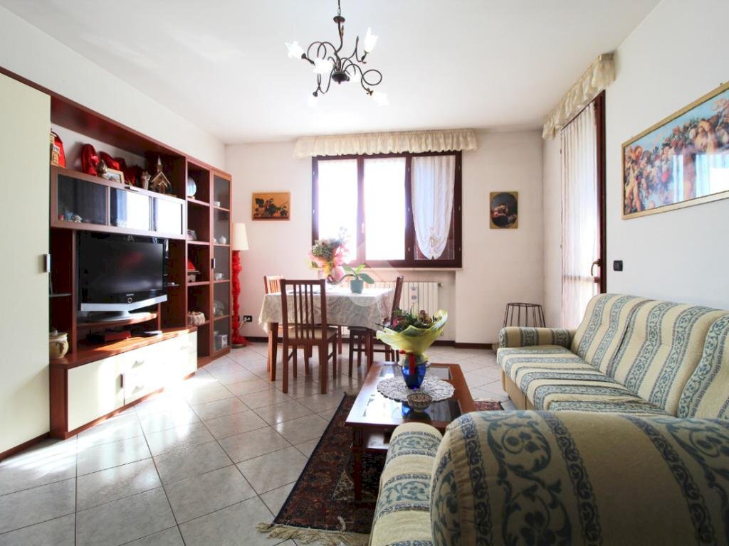 Three-room apartment Via Alpi, Cadelbosco di Sopra - photo 2