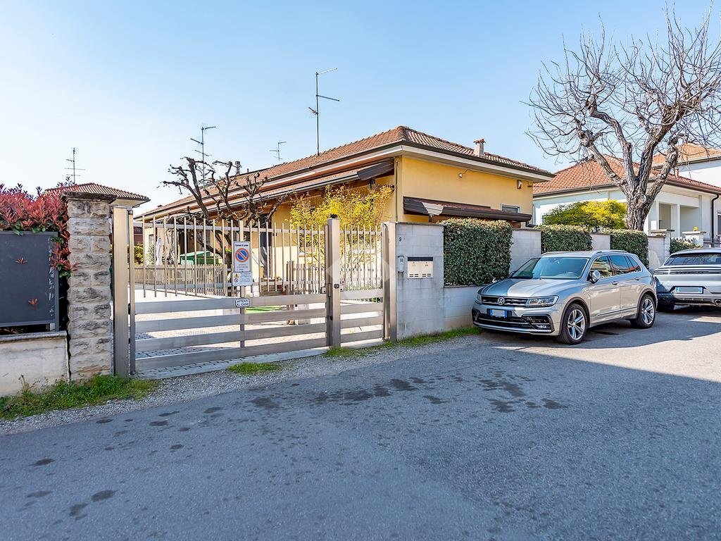 Portion of a house Via della Libertà, Lainate - photo 1
