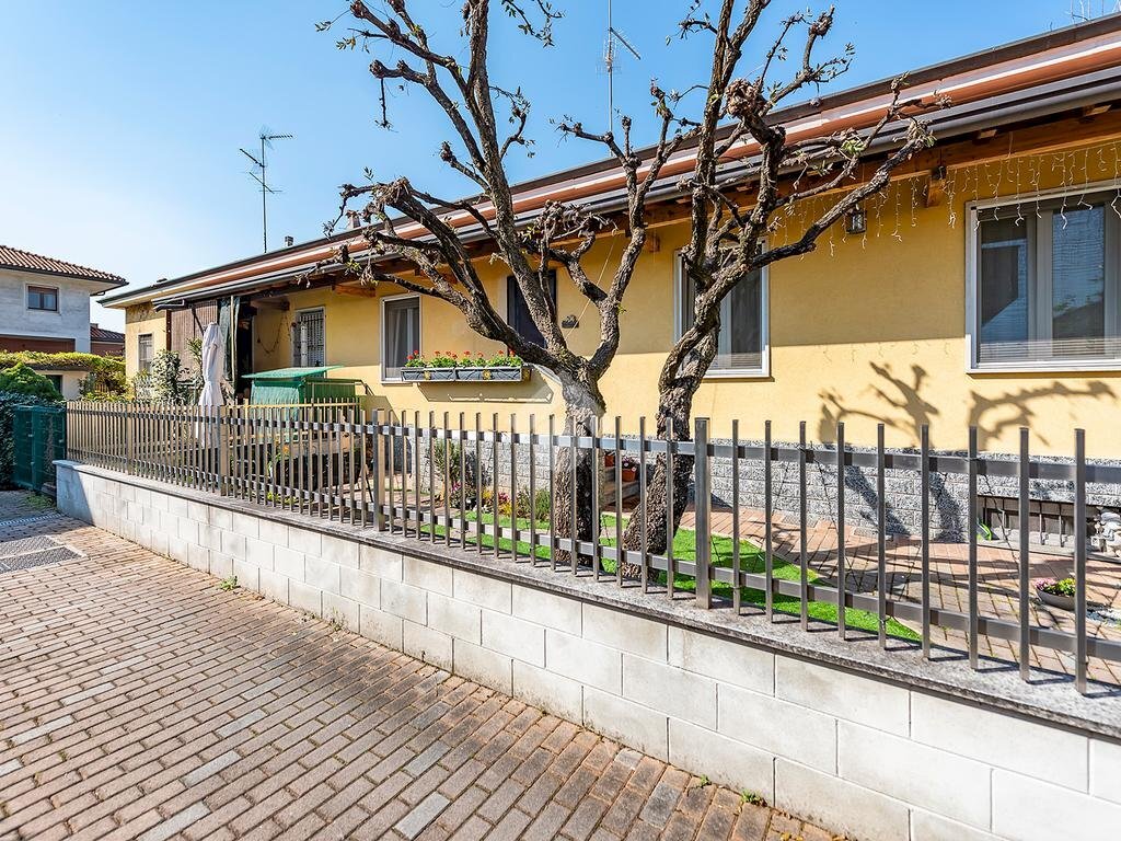 Portion of a house Via della Libertà, Lainate - photo 2