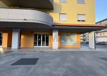 Edificio all\'aperto - Locale Commerciale via Francesco Paolo Tosti
 
1, Altino - foto 4