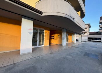 Edificio all\'aperto - Commercial Premises Via Francesco Paolo Tosti
1, Altino - photo 2