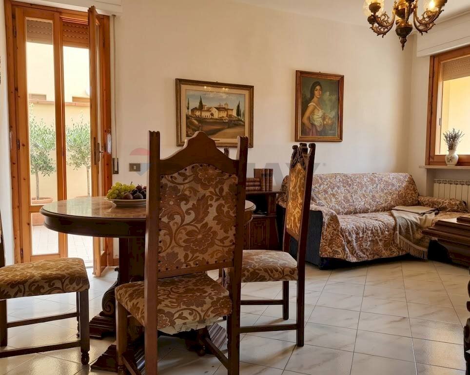 Sala da pranzo - Quadrilocale Via Catalogna
 
10, Castelfranco Piandiscò - foto 3