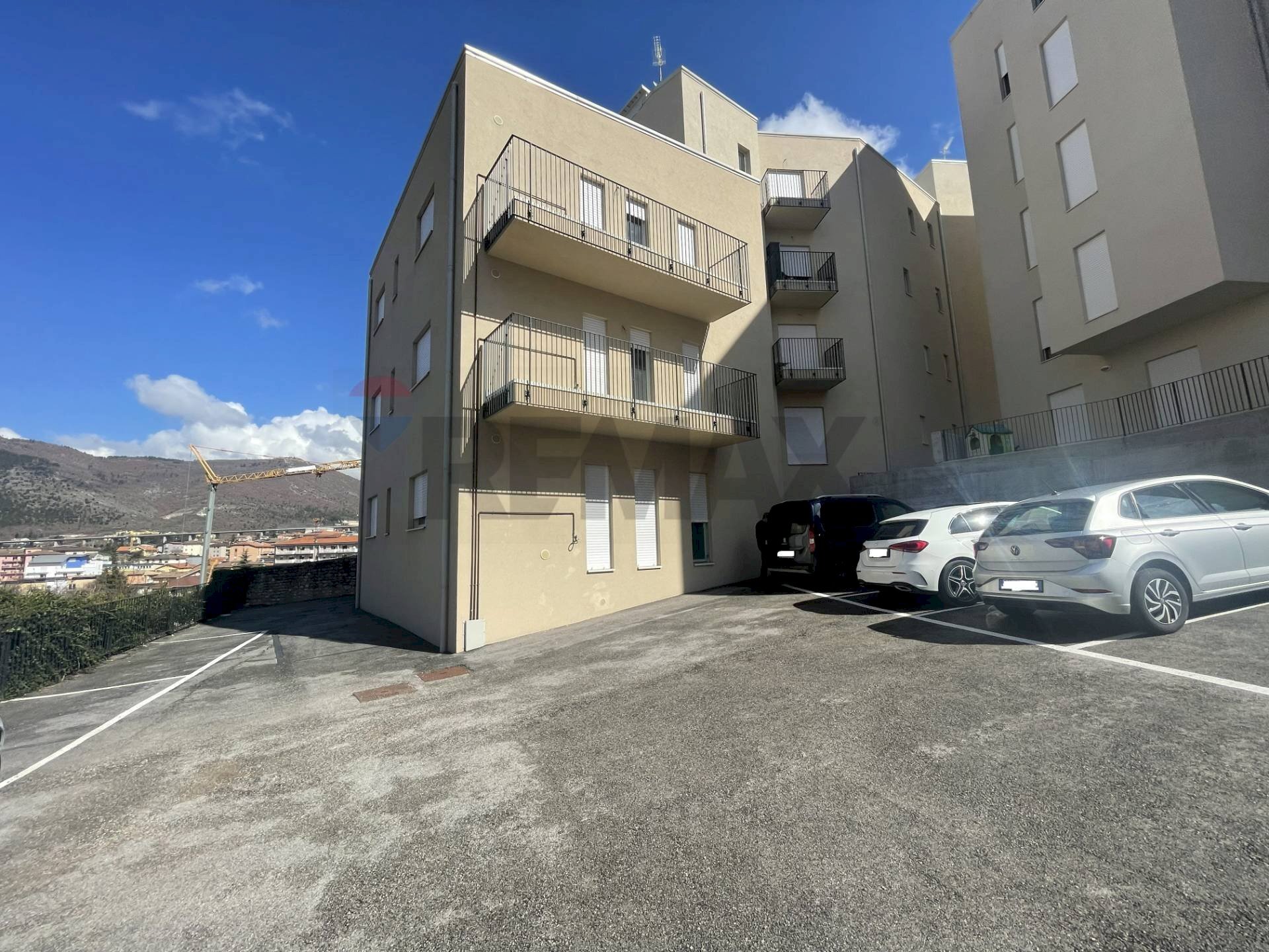 Edificio all\'aperto - Bilocale Piazza della Lauretana, L'Aquila - foto 1