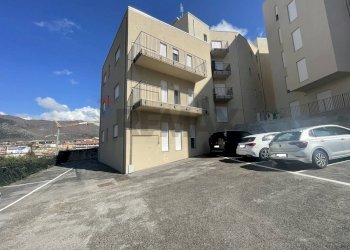 Edificio all\'aperto - Bilocale Piazza della Lauretana, L'Aquila - foto 1