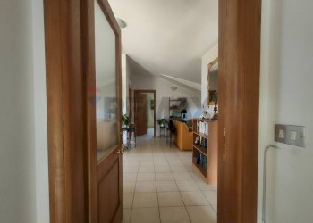 Hall / corridoio - Independent house Poggio Picenze - photo 15