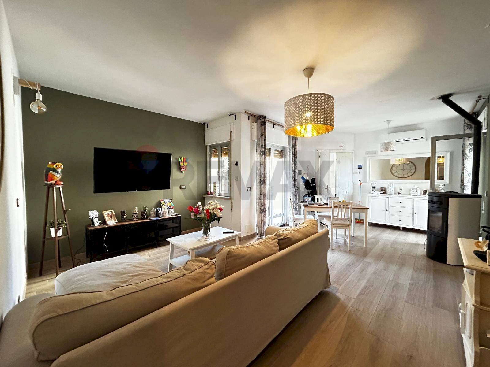 Sala da pranzo - Appartamento Via Giuseppe Divittorio
 
22, Rodi Garganico - foto 1