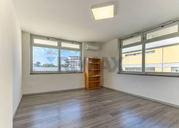 Stanza vuota - Office Via Carlo Felice
 
33C, Sassari - photo 9