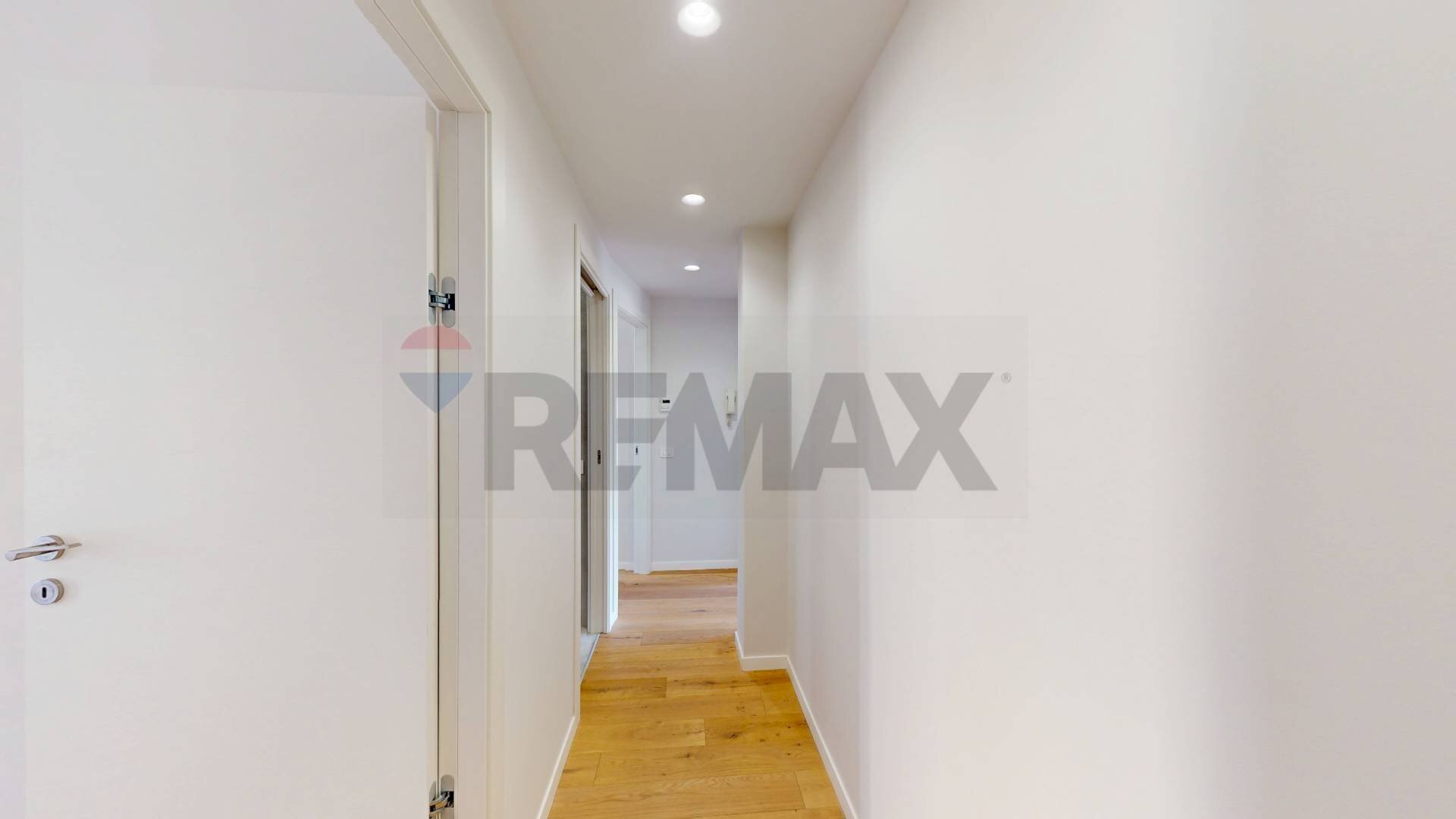 Hall / corridoio - Three-room apartment Via Doberdo'
 
22, Milano - photo 3