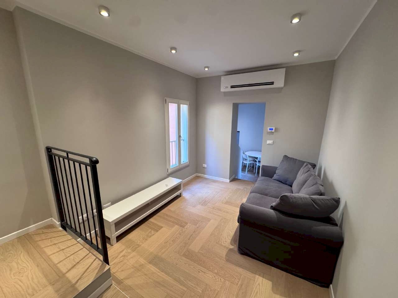 soggiorno - Trilocale via De Buttieri, Bologna (zona Centro Storico) - foto 3