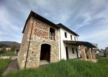 Independent house Camigliano - photo 1