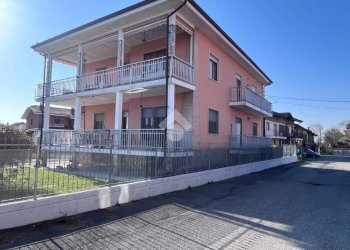 Apartment Via San Carlo, San Francesco al Campo - photo 3