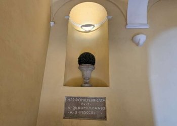 scala con targa - Appartamento via Leonardo Bottallo, 2, San Damiano d'Asti - foto 5