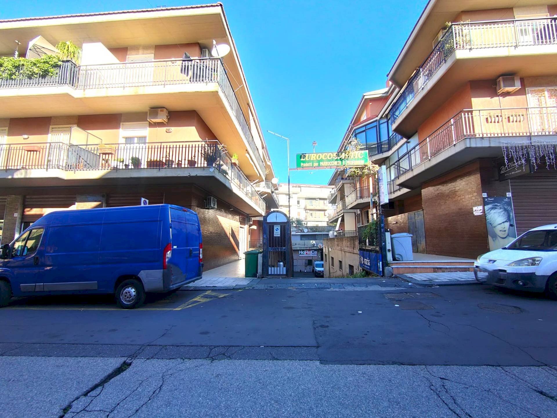 Foto 1 - Locale Commerciale Via Giuseppe De Felice
 
39, Sant'Agata Li Battiati - foto 1