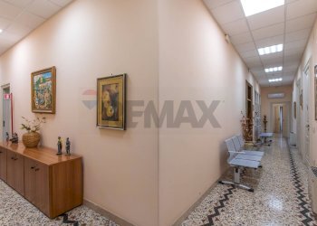 Hall / corridoio - Apartment Vittorio Emanuele III
 
32, Francofonte - photo 35